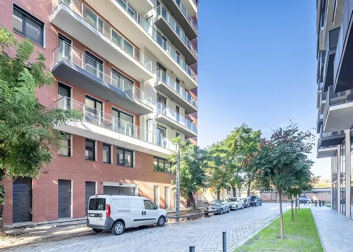Balcony - Easy Parking - Comfy