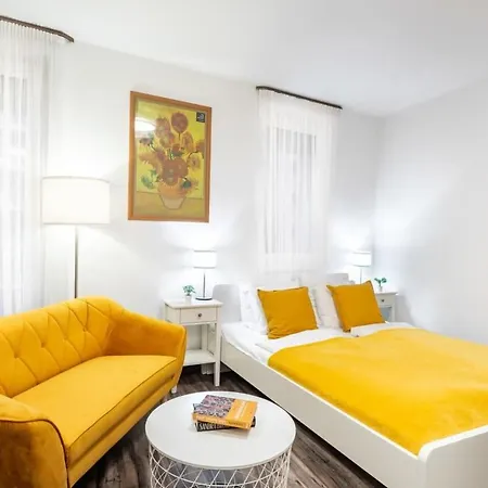 Balcony - Easy Parking - Comfy *