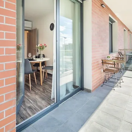 Balcony - Easy Parking - Comfy Apartment *